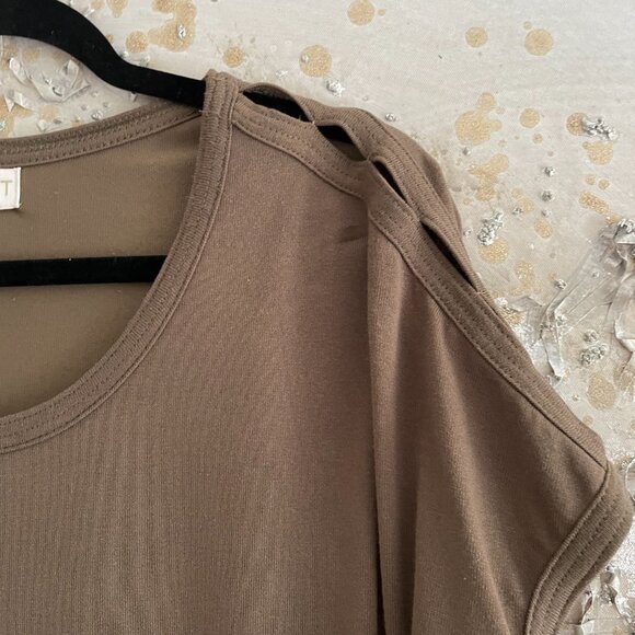 Apricot Med. Forgiving fit + - Khaki, Shoulder detail - Picture 2 of 6